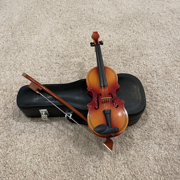 American Girl Viola, bow, case, music stand and rosin - Picture 2 of 5